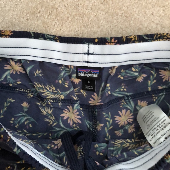Rare Patagonia Baggies Shorts, Sold Out Floral Pattern, EUC size Small - Picture 2 of 6
